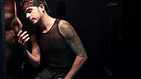 Cara hétero explora buraco da glória com pau monstro.