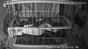 Svázaný v kleci pro raw neupravenou BDSM akci