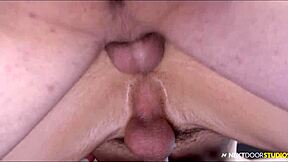 Prvi sastanak u Nextdoorstudios pretvara se u bareback jebanje