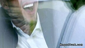 גייז בחליפות מלקקים תחת וזיינים חזק על הספה?