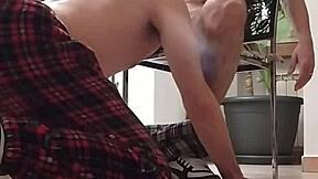 Amatör slav avsugning medan alfa röker cigarr och slappnar av Del 1