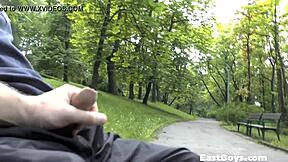 Χέρι στο δημόσιο πάρκο με νεαρό Τσέχο τύπο