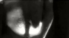 Mon gémissement vintage dans une scène rétro de fisting et baise