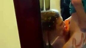 Pote livre une pipe mouillée et salope avec gorge profonde et facial en gros plan