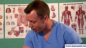 सीधा जॉक डॉक्टर का लंड चूसता है अस्पताल में इंटेंस एनल प्ले के लिए