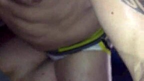 Drbání bareback drátí té tetované prdele tvrdě