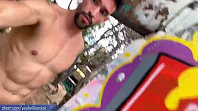 גבר ספרדי חם משוגע צועד עירום לבניין נטוש לכיף פרוע