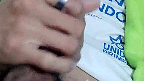 Mladý Latino chlapík masturbuje s vzrušujúcim chujom