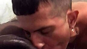 秘密哥们儿把我的嘴和脸灌满了精液