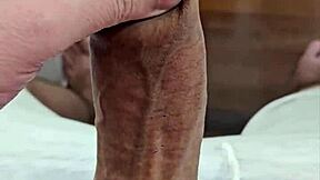 Mladi latino twink novinho izlije mleko v solo igri. Glej ga, kako draži sosedo.