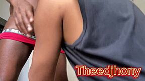 Pušenje dok ne svrši na prijatelja!