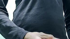 Lelaki panas lancap batang sedap dalam keseronokan solo