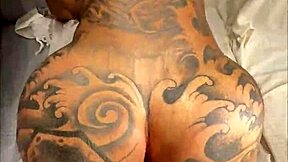 あのタトゥーのお尻、生ハメで突くの最高