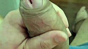 यंग ब्राजीलियन ट्विंक अपना मसिव लंड शो ऑफ करता है