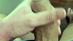 hej, pozri si tohto roztomilého latino mladíka s mokrým kurcom pripraveným na sanie