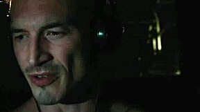 Podcaster Terkenal Bertemu Pembawa Surat untuk Fun di Rumah Pantai