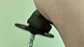 Dildo negru monstru lovește lateral pe mașina de futut