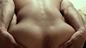 Trdo kaznujem svojo ritko z igračkami v divjem skupinskem seksu