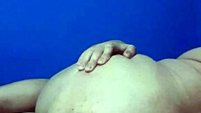 Pomalu otevírá svou těsnou malou díru