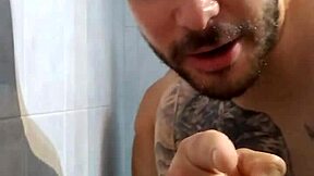 Suhtelen alasti suihkussa suoralla kaverillani ja hänen isolla ympärileikkaamattomalla kullillaan