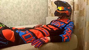 同性恋摩托车手沉迷于独自行头扮演