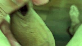 Ung brasiliansk twink onanerer og kommer i solo