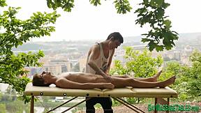 ¿Quieres ver a un masajista gay follando crudo al aire libre?