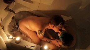 رفاق الغرفة يُقبض عليهم وهم ينيكون بقوة في حوض الاستحمام الساخن!