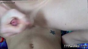 Vaški fantje twinki snemajo svoje surovo analno jebanje v POV