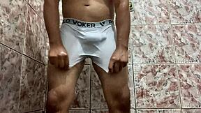 在蒸腾的淋浴中脱掉我的白色内裤