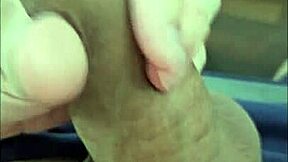 नौजवान लंडवाला लड़का गर्म सोलो सेक्स में मजा लेकर जहर उगल रहा है