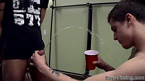 Cowok-cowok diikat isi deviant dengan kontol dan kencing di orgy gila!