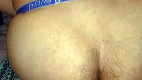 Dia Naik Dildo Tebal dengan Gairah Kasar. Lihat Bokong Berbulu Bergerak!