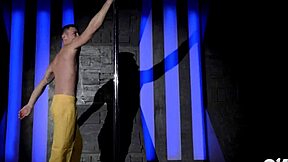 Spogliarello sexy gay con pole dance hot