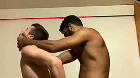 Ζεσταίνοντας πριν το ομαδικό με σκληρό πρωκτικό και πίπα