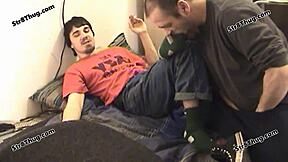 Gelukkige oude homo onderwerpt zich aan mijn vieze geile dominantie