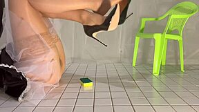 在PVC女仆装中支配，鞋子晃荡