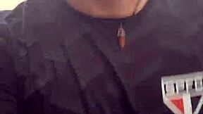 Ik zat een getrouwde kerel af te zuigen in het urinoir toen de schoonmaker ons betrapte