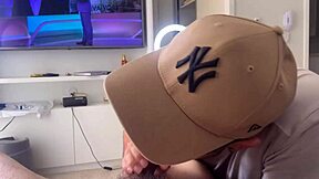 Twink brasileiro magro encontra padrinho e leva uma socada como presente 🎁