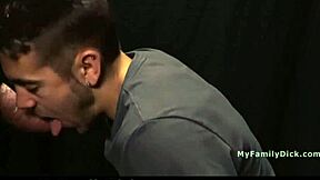 พ่อเลี้ยงสอดควยเข้าโกลอรี่โฮล—ว้าว ลูกเลี้ยงดูดเลย! - MyFamilyDick