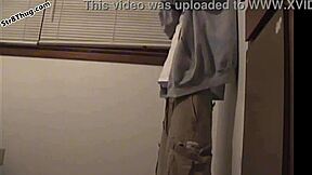 Rohý rovný chlap ovládaný obřím ptákem s intenzivní akcí výstřiku