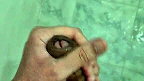 Vetämässä kyrpää kylpyhuoneessa, latinalaisnaapuri!