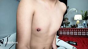 Latino amateur zuigt tepels met passie