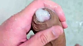 प्यारा ब्राज़ीली ट्विंक शॉवर में अकेला निकालता है