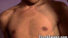 호른 트윙크들과 격렬 쓰리섬에서 깊게 베어백하고 거대한 자지 타