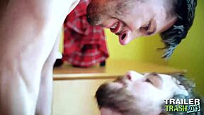 ماكس أدونيس يقذف بينما جوردان ستار يحرث بعمق