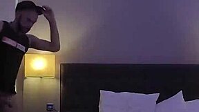 Bøsse sex historie udfolder sig i hotelværelse i Berlin med intens blowjob action