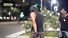 속은 스케이터가 거대한 자지로 젖은 베어백 엉덩이 박기