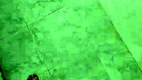 Duşta işiyorum, sen seksi Brezilyalı twink misin?