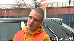 Gejowski stud daje ostre lizanie analne